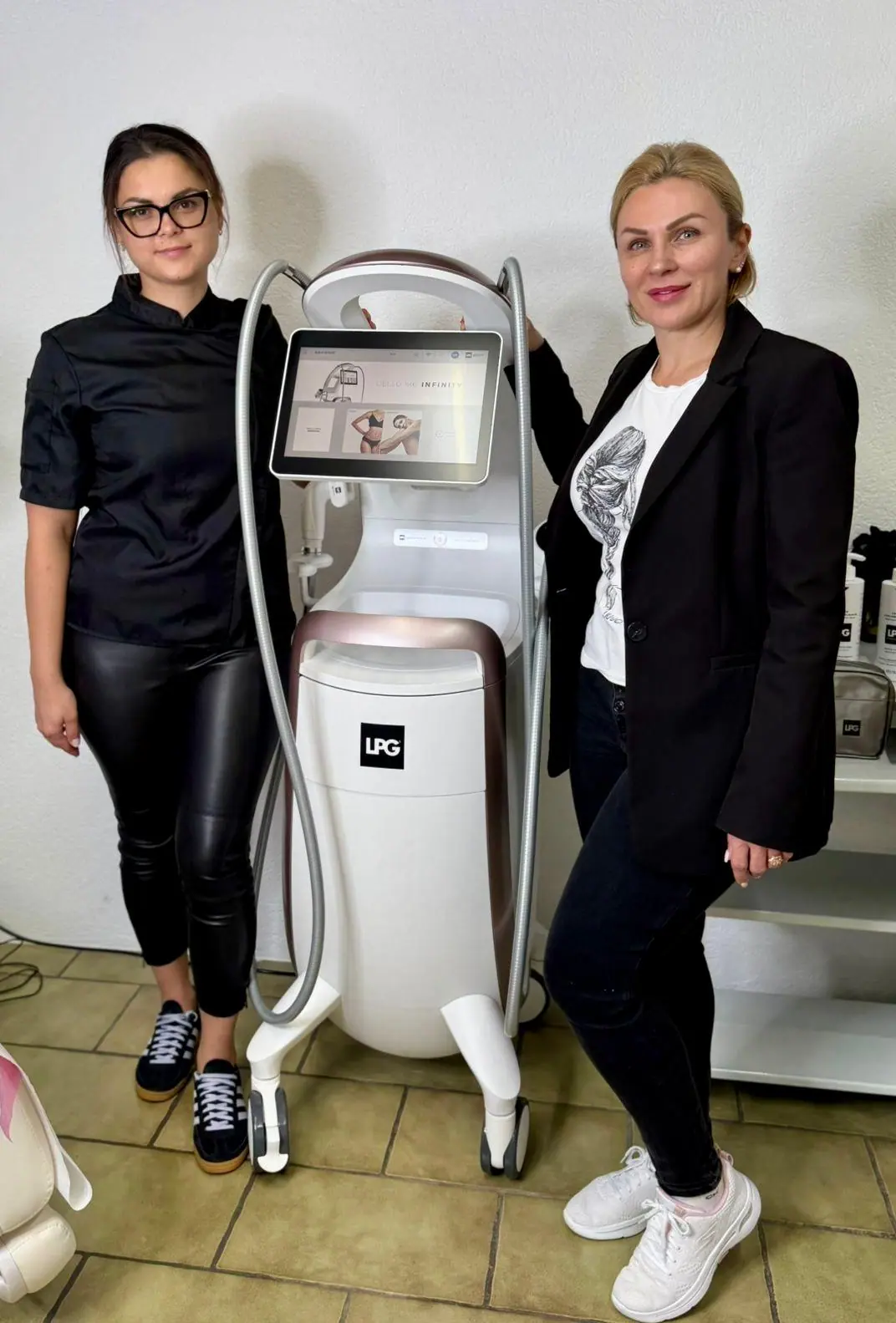 Mariana Sagaidac à côté de la Cellu M6 Infinity